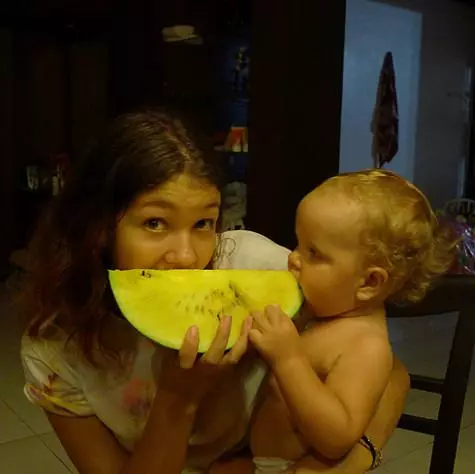 黄色西瓜我们的孩子们崇拜。