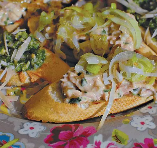 Crostini met tonijn en ui