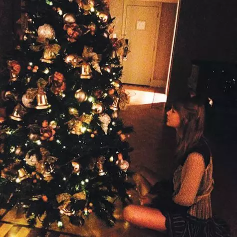Taylor brzo meditira ispred božićnog drvca. Foto: instagram.com.