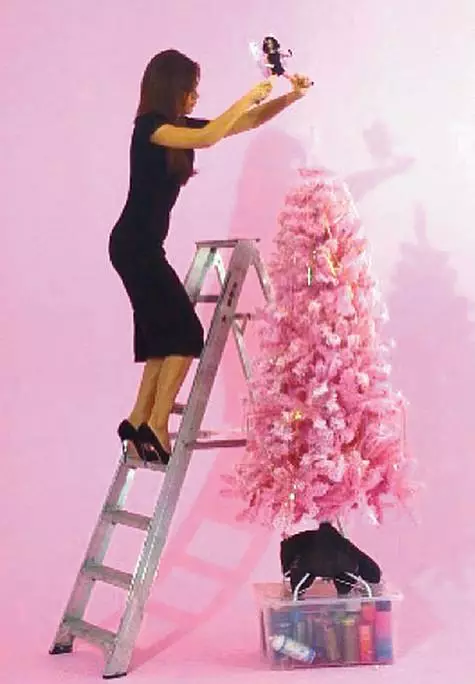 通过参加照片拍摄，维多利亚贝克汉姆自愿自己穿着粉红色的冷杉。照片：Twitter.com。