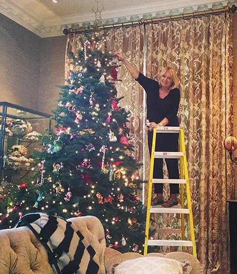 Hydi klum च्या उत्सव ख्रिसमस ट्री तिच्या आईला कपडे घातले. फोटो: Instagram.com.