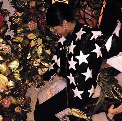 Rihanna in sella a Babbo Natale. Foto: Instagram.com.