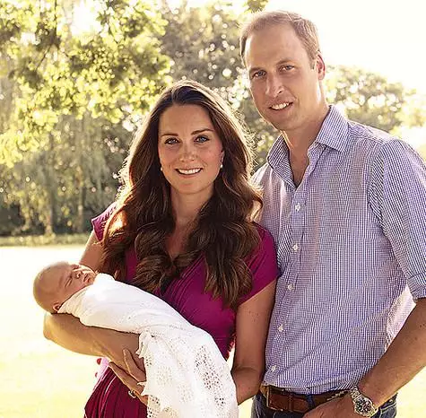 Princo Vilhelmo, Dukino Cambridge Catherine kaj ilia filo, princo George. Foto: Facebook.com.