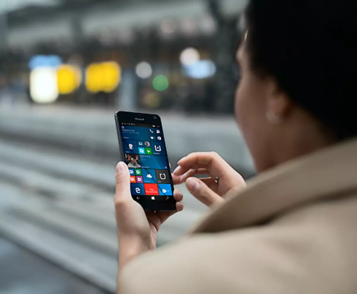 Smartphone na-edekọ Microsoft Lumia 650