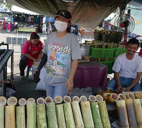 Това не е просто бамбукови пръчки, вътре - друг тайландски десерт: сладък ориз, печени с парчета манго, банани и други плодове.