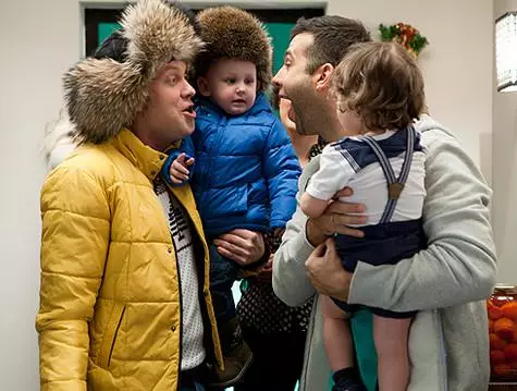 코미디의 새로운 부분에서 유력성과 Svetlakov의 영웅들은 새해 밑에있는 어린이들과 함께 집에 머물러야했습니다. 영화에서 프레임