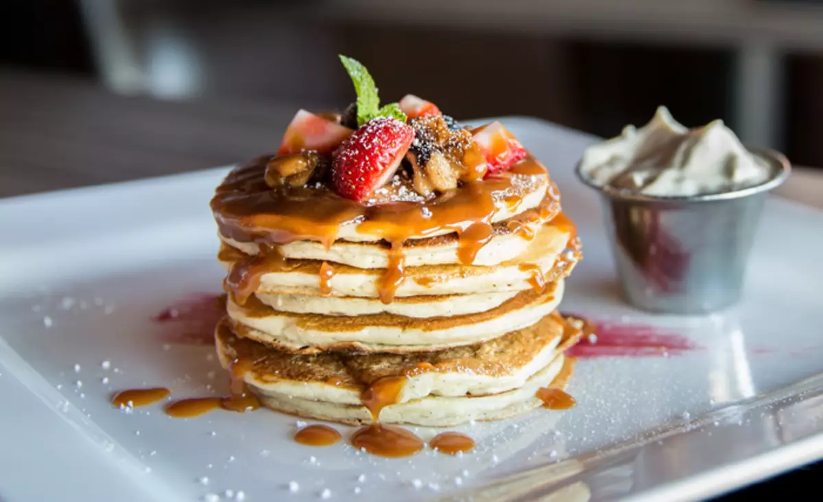 အမေရိကန်ပုံသဏ္ pances ာန်ပန်ကန့်သည်ရုရှား pancakes နှင့်ဆင်တူသည်။ သူတို့ကအချင်းပိုထူပြီးနည်းပါးသည်။ သူတို့အတွက်မုန့်စိမ်းကိုနို့အရည်ပျော်သောမုန့်ဆီများနှင့်အတူနို့ပေါ်တွင်ပြုလုပ်သည်။ pancakes ၏အရသာသည်ဘီစကွတ်အမြစ်နှင့်တူသည်