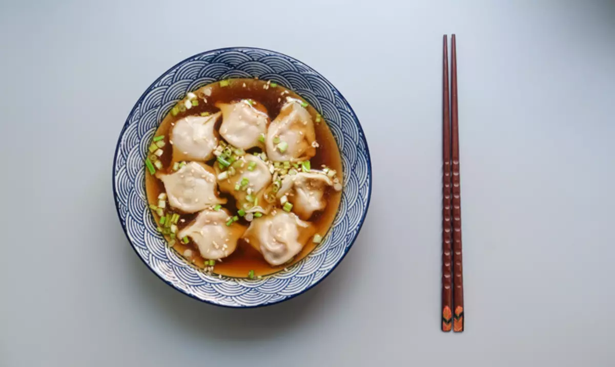 Hoewel historici nog niet hebben ontdekt wat mensen de eerste gedachte dachten om dumplings te geven, geloven de meeste dat het nodig is om China te kijken