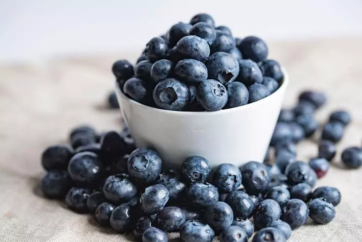 Bu meyveler, güçlü bir anti-enflamatuar ve nöroprotektif bir etkiye sahip olan flavoid antioksidanlar bakımından zengindir.