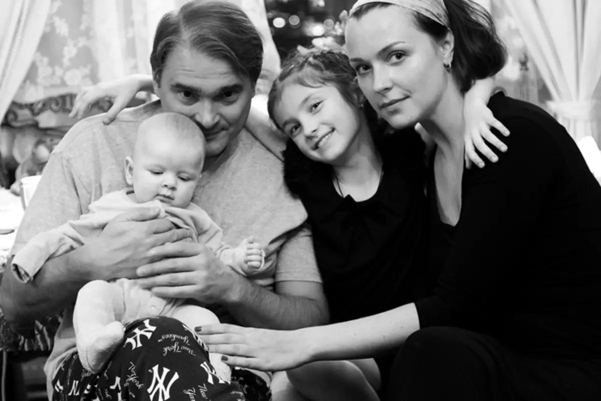 Met echtgenoot, regisseur Alexander Gigalkin, dochters Maria en Taisia