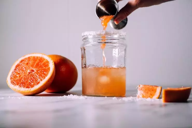 En lugar de naranja, en el que muchas fructosa, es mejor exprimir el jugo de un feto menos dulce.