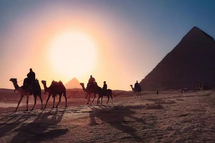 In Giza wag jy op die piramides
