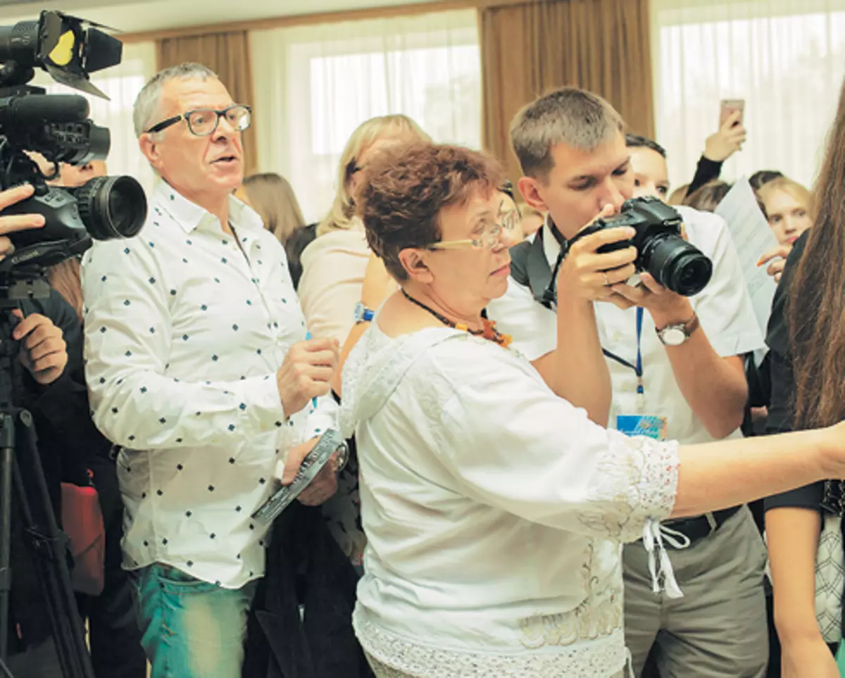 Andrei Urgant, Sergey Belakova'dan imzaya sordu.