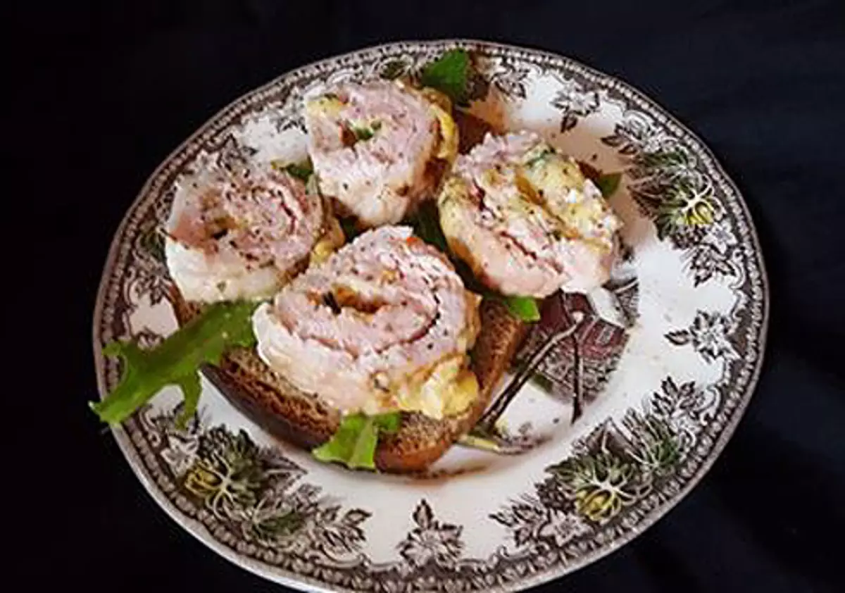 Rouleau de porc avec du fromage et des épices