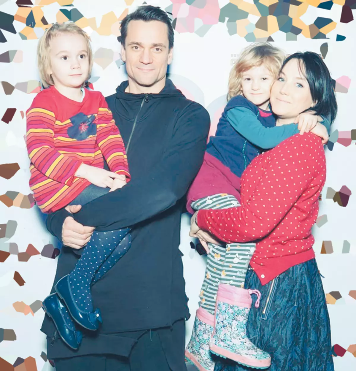 Dmitry Miller y Julia Delos juntos durante veinte años. En 2014, se convirtieron en los padres de dos chicas: Alice y Marianna. Dmitry también crió el hijo de Yulia de 27 años.