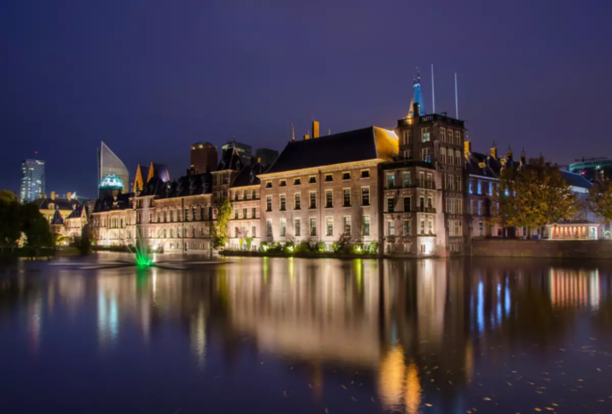 Binnenhof - daya tarik utama Den Haag, tetapi Anda hanya bisa mengagumi bagian luar