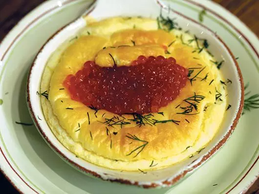 souffle ក្រែមជាមួយ caviar ពណ៌ក្រហម