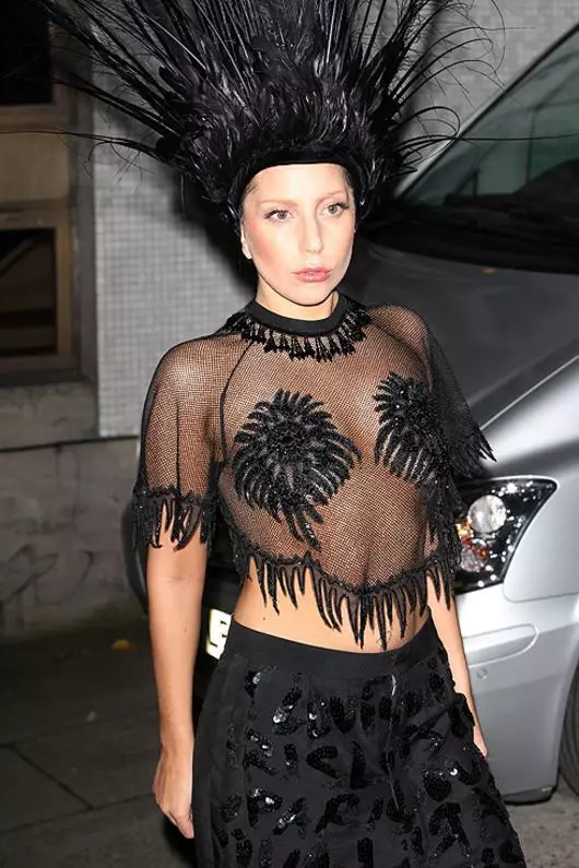 Arweiniodd Lady Gaga y priodfab?