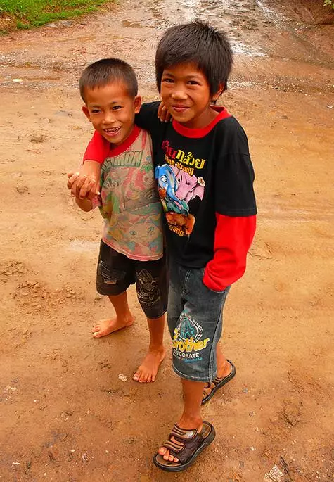 어린이들의 멀리 떨어진 태국 마을에서는 모유에서 3 년 동안 먹이를주었습니다.