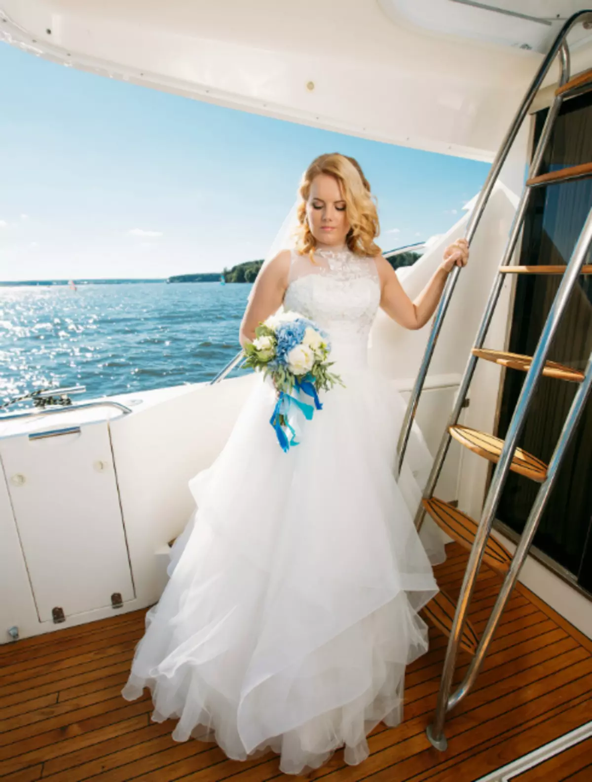 캐스케이드 스커트가있는 웨딩 드레스는 신부가 오픈 에어 결혼식에서 저항 할 수 없게됩니다.