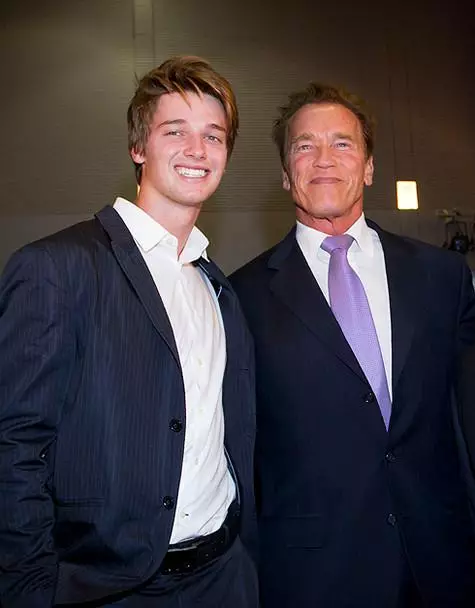 Arnold Schwarzenegger i el seu fill Patrick. Foto: Premsa de càmeres / fotodom.ru.