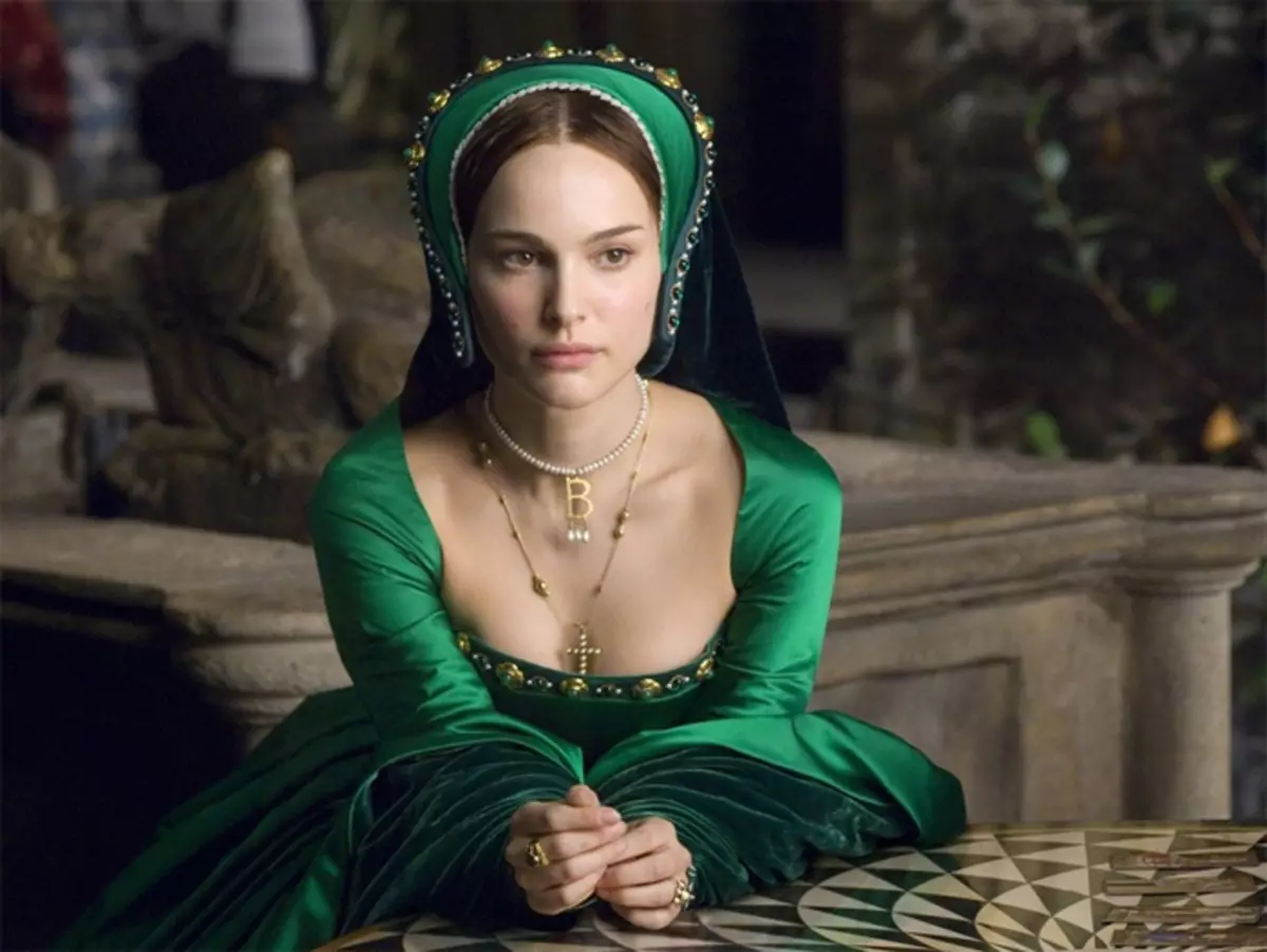 En el conjunt de "un d'un dels tipus de dolor" Natalie Portman portava una còpia del collaret real de la reina