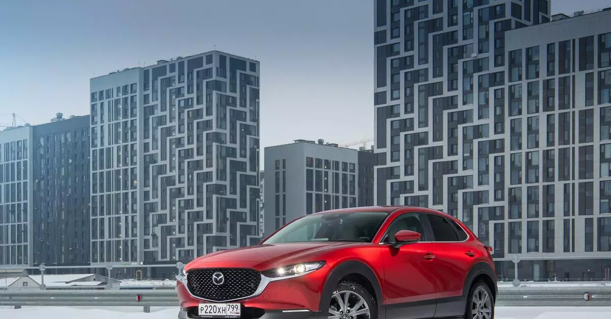 Mazda CX-30: جدید خاتون کی شاندار خود کو برقرار رکھنے یا شہر کی زندگی کے لئے کار؟