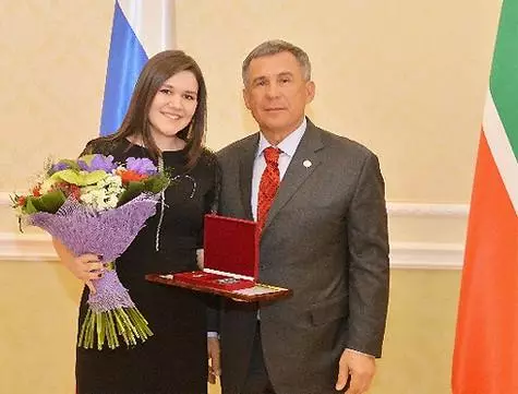 Dina Garipova adalah artis Tatarstan termuda yang layak. Dengan Presiden Republik Rustam Minnikhanov. Foto: VK.com.