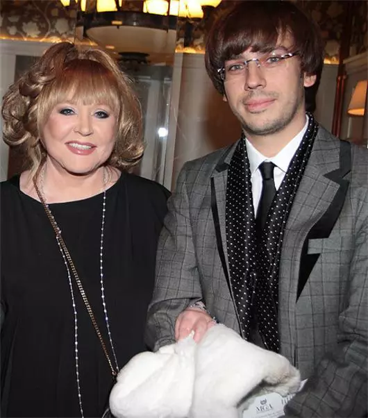 Ranplasan manman Pugacheva ak Galkina te tounen soti yo dwe fo