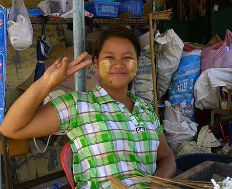 Le ragazze di Myanmar sono applicate sul volto della pasta bianca, che (come sperano) protegge dal sole.