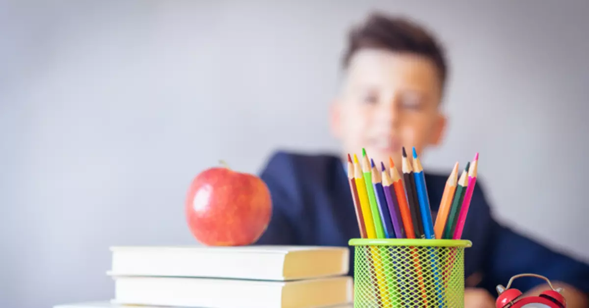 Anak sekolah boleh diterjemahkan kepada "enam hari"