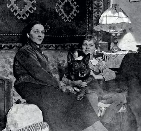 コミュニケーションアパートメントの中で小さな部屋でママとタチアナ。しかし、一度家全体がURLAUB家族に属していました。写真：Tatyana Piletskyの個人的なアーカイブ。