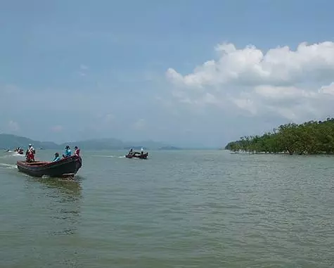 Perjalanan ke Myanmar di atas air mengambil masa beberapa minit hingga tiga puluh empat puluh.