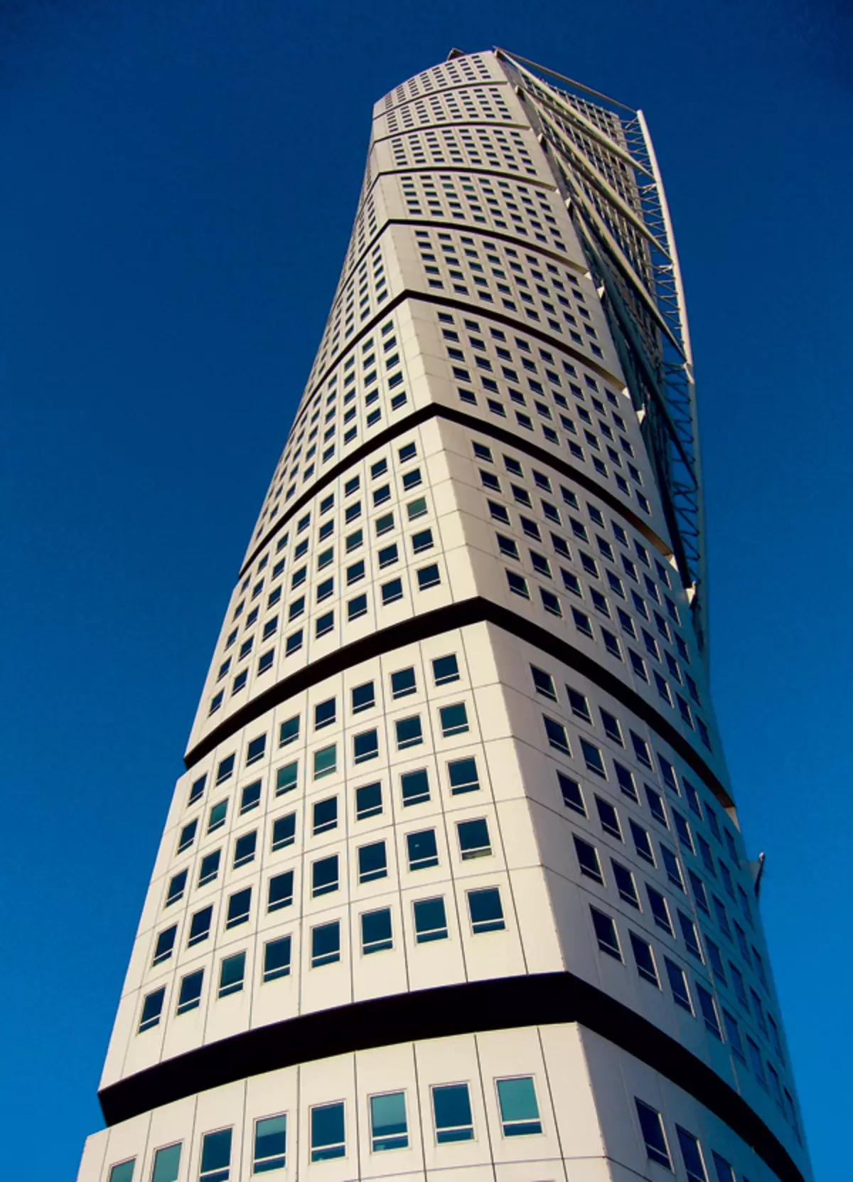 Закручаны хмарачос Turning Torso - галоўная мясцовая славутасць