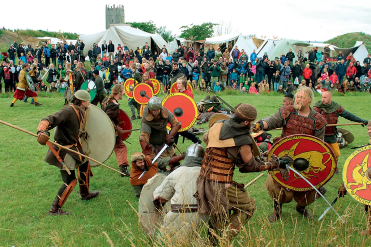 Fotevikingはスウェーデン、ノルウェー、デンマークから離れた先祖の人生を生きるために旅行しています