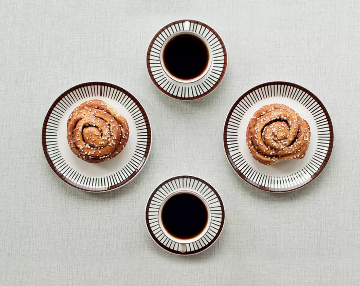 Fika (Fika) - o pauză de cafea, pe care suedezii sunt aranjați în mijlocul zilei de lucru. În timpul filmelor, trebuie să beți cafea și există ceva - astfel încât suedezii sunt numiți cotlete și cookie-uri