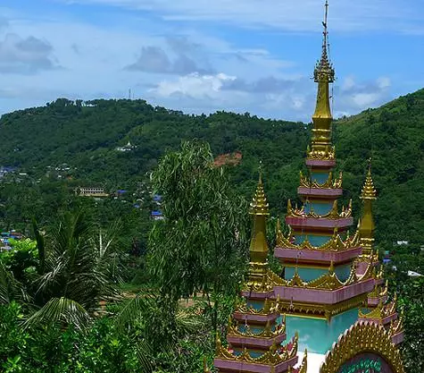Myanmar, die vaak het land van duizenden pagodes wordt genoemd, van AFAR trekt zijn tempels aan.