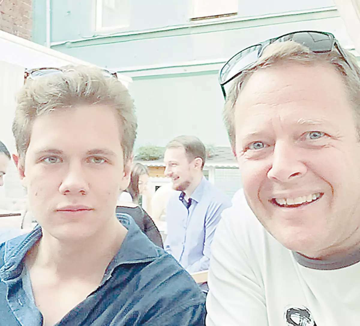 John met zijn zoon Alex die studeert in Londen. Volgens de tv-presentator heeft Alex nu een grotere Engelsman dan hij zelf.