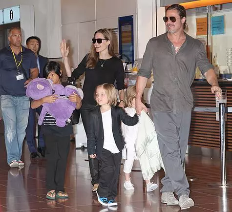 Brad PittとAngelina Jolie子供のための教育機関を選択し、その名義と地位に注意を払っていません。写真：レックス機能/ fotodom.ru。