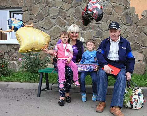 Margarita Sulankina with children and their grandfather. Photo: Lilia Sharlovskaya.