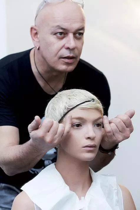 Sekretet e Maik-APA të përsosur ndanë drejtorin krijues të Givenchy Makeup Nicolas Dejenne. .