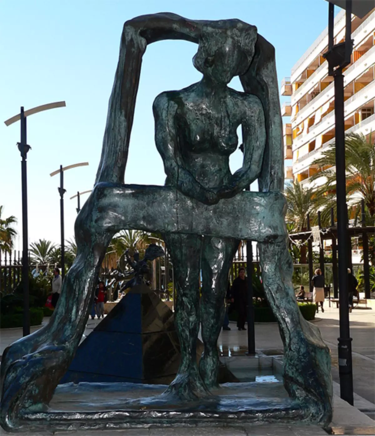 Sculpture "Gala ao amin'ny varavarankely" ao Marbella