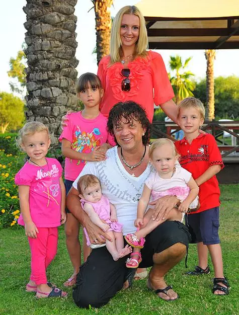 Рома Жуков со семејството. .