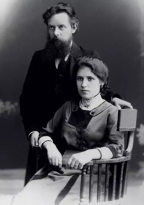 Pavel Bazhov con esposa Valentina. Tenían siete hijos, de los cuales solo tres hijas permanecieron vivos. Foto: Archivo personal Ariadna Bazhova-Gaidar.