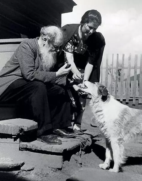 Rakstnieks ar savu sievu un viņu mīļāko suni. Bazhov vienmēr nav bijis vienaldzīgs pret dzīvniekiem: viņa pagalmā bija pastāvīgi kaķi un suņi. Foto: Personal Archive Ariadna Bazhova-Gaidar.