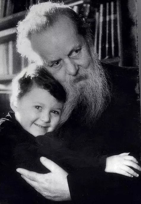 Pavel Bazhov sevgili torunu Nikita ile. Ariadne, onu yirmi bir yaşta doğurdu. Fotoğraf: Kişisel Arşiv Ariadna Bazhova-Gaidar.