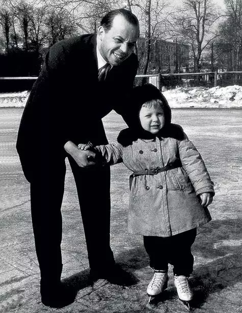 Timur Gaidar became the second husband Ariadna. He made her a sentence three weeks after their dating in the resort. In the photo - Timur with the son of Egor on the rink. Photo: Personal archive Ariadna Bazhova-Gaidar.