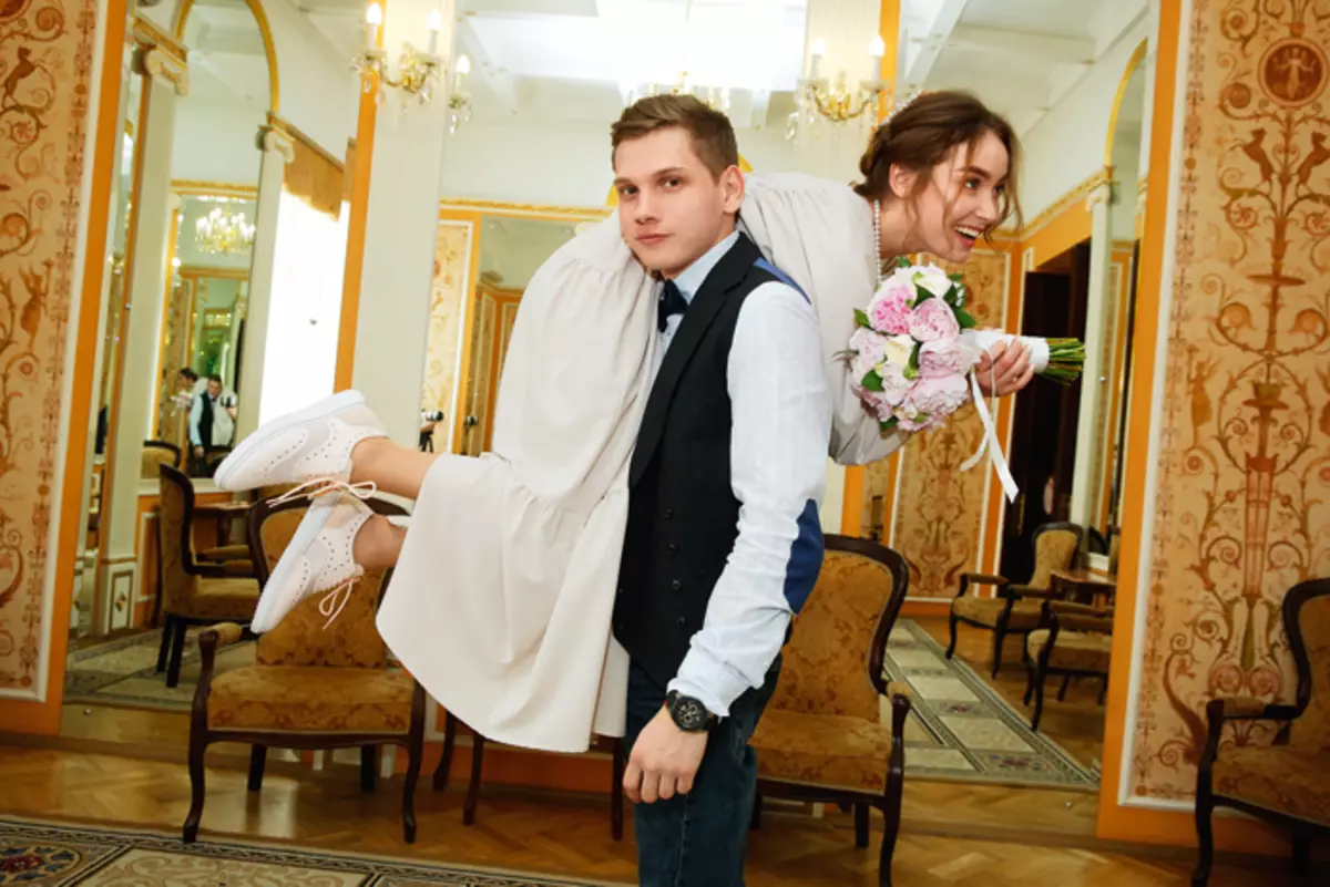 Mentre que a la premsa es va barrejar sobre el "romà" amb Alexander Sokolovsky, l'actriu es va casar secretament a una altra persona