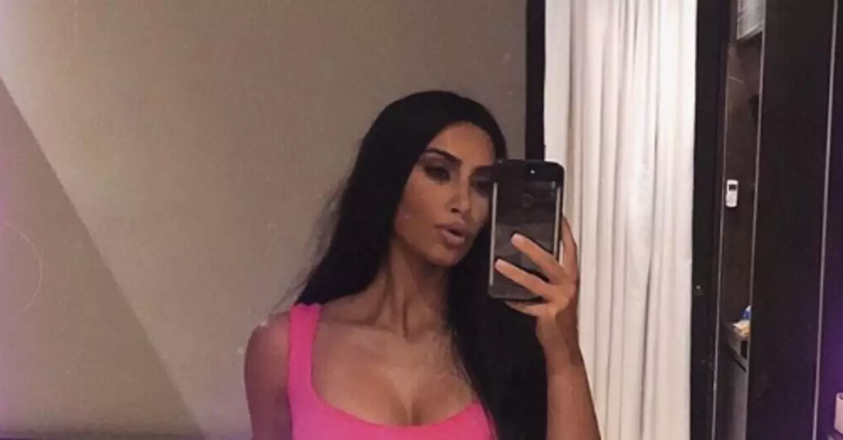 Kim Kardashian Menghapus Pakaian Dalam Teh: Lifehaki untuk Bra Anda