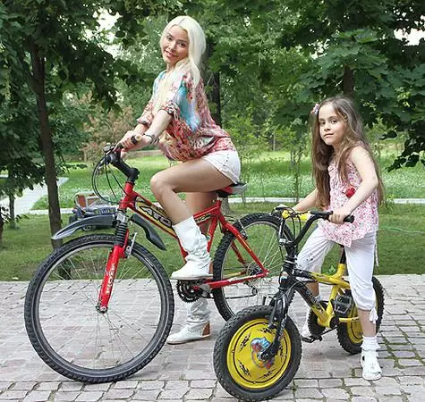 Alena Kravets अपनी बेटी के साथ बाइक ट्रंक की व्यवस्था करना पसंद करता है। फोटो: लिलिया शारलोवस्काया।